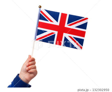 子供の手が小さなイギリスの国旗を持っている。 132302950