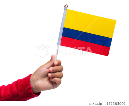 子供の手が小さなコロンビアの国旗を持っている。 132303001