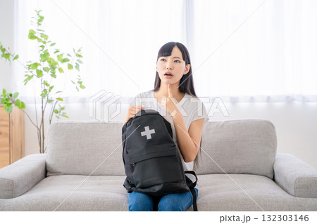 防災リュックを持つ若い女性 132303146
