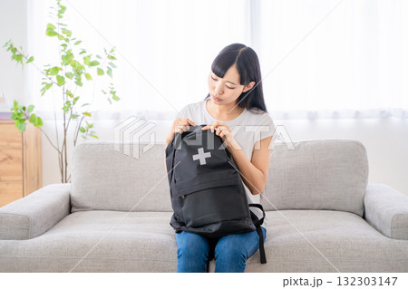 防災リュックを持つ若い女性 132303147