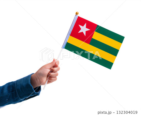 子供の手が小さなトーゴの国旗を持っている。 132304019