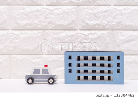 マンションに駆け付けるパトカー マンションに駆け付けるパトカー 132304462