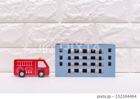 マンションに駆け付ける消防車 132304464