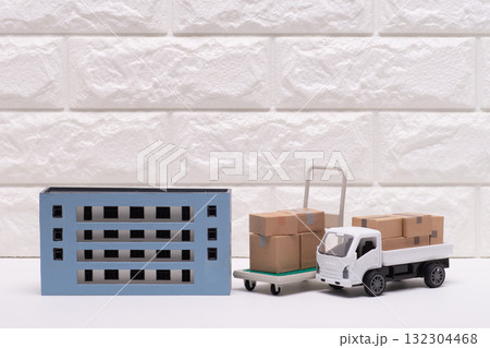 物流会社と配送トラックのイメージ 132304468