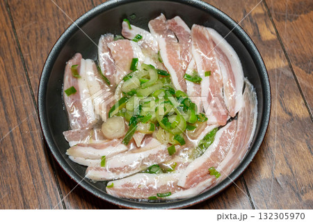 フライパンに並べた焼く前の豚トロ 132305970