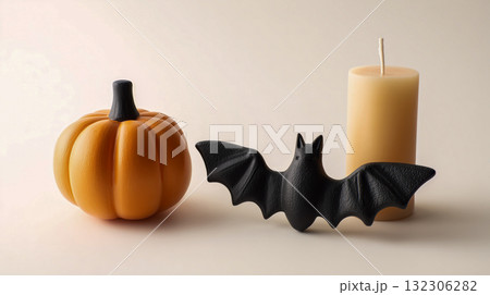 室内撮影 秋のかぼちゃと黒い蝙蝠置物とキャンドル 室内撮影 秋のかぼちゃと黒い蝙蝠置物とキャンドル 132306282