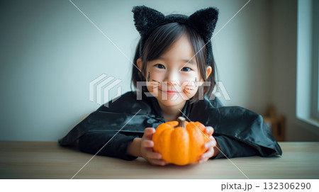 室内で仮装する女の子秋の昼猫耳カボチャ 室内で仮装する女の子秋の昼猫耳カボチャ 132306290