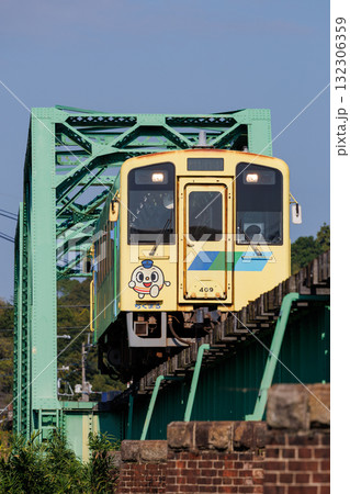 嘉麻川橋梁を渡る平成筑豊鉄道400型「菜の花号」 嘉麻川橋梁を渡る平成筑豊鉄道400型「菜の花号」 132306359