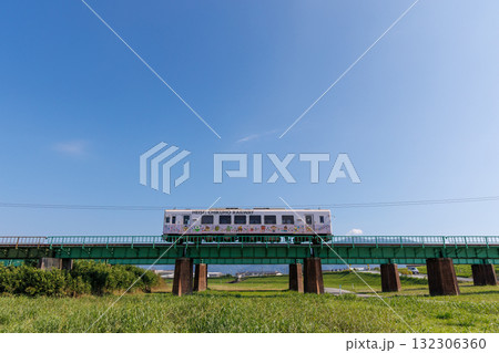 日本晴れの下を行く平成筑豊鉄道400型「つながる号」 132306360