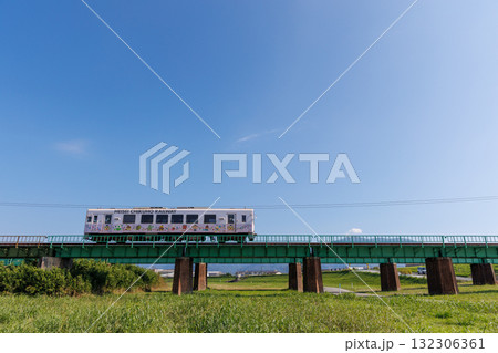 日本晴れの下を行く平成筑豊鉄道400型「つながる号」 132306361