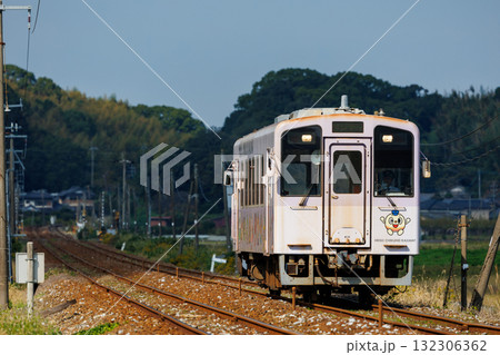 複線非電化区間を走る平成筑豊鉄道400型「つながる号」 132306362
