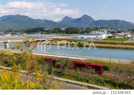 彦山川沿いに福智山を望む平成筑豊鉄道「ことこと列車」 132306365