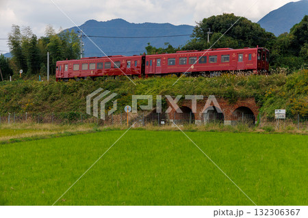 内田3連橋を通る平成筑豊鉄道「ことこと列車」 内田3連橋を通る平成筑豊鉄道「ことこと列車」 132306367