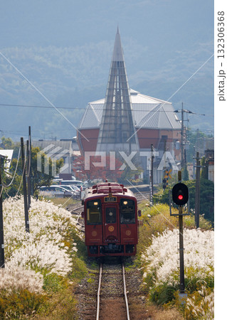 トンガリ屋根が特徴の犀川駅を出発した平成筑豊鉄道「ことこと列車」 トンガリ屋根が特徴の犀川駅を出発した平成筑豊鉄道「ことこと列車」 132306368
