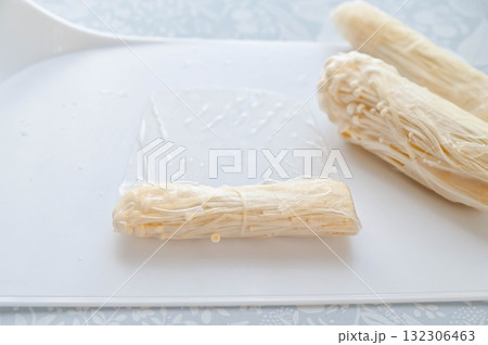 ライスペーパーでえのきを巻いていく 132306463