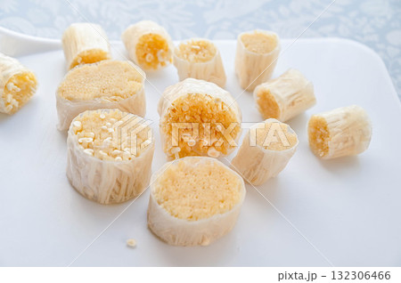 輪切りにしたライスペーパーえのき巻き 132306466