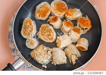 フライパンで焼くライスペーパーえのき巻き 132306467