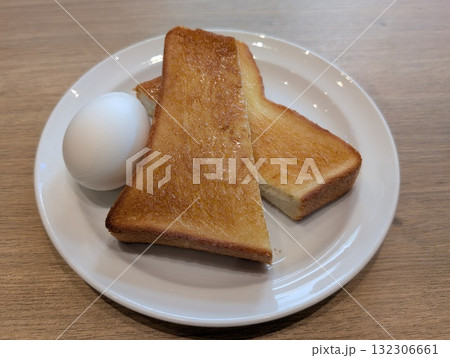 バターを塗ったトースト&ゆで玉子 バターを塗ったトースト&ゆで玉子 132306661