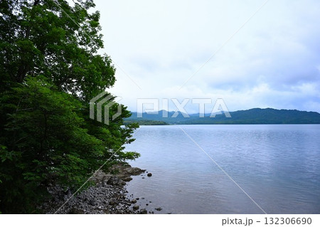 早朝の十和田湖(青森県) 早朝の十和田湖(青森県) 132306690