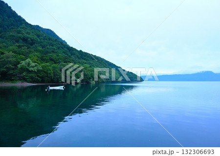 早朝の十和田湖(青森県) 早朝の十和田湖(青森県) 132306693