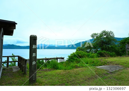 早朝の十和田湖（青森県） 132306697