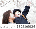 桜と入園式を迎えた3歳の女の子と母親 132306926