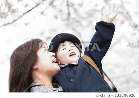 桜と入園式を迎えた3歳の女の子と母親 桜と入園式を迎えた3歳の女の子と母親 132306926