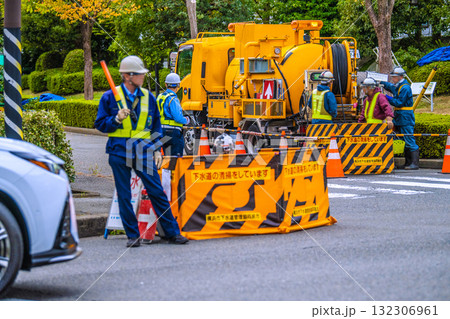 日本の横浜都市景観「下水道の清掃をしています」＝横浜市内で 132306961
