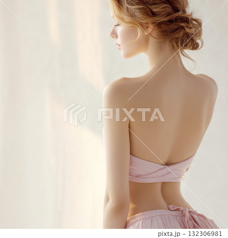 レーストップスの女性が見せる美しい背中のライン レーストップスの女性が見せる美しい背中のライン 132306981