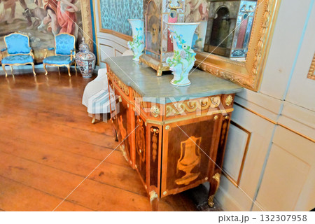 「中国の間」に置かれたキャビネットを引き出せばベッドに 「中国の間」に置かれたキャビネットを引き出せばベッドに 132307958