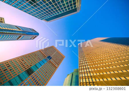 日本の東京都市景観西日を浴びオレンジ色に染まる汐留のオフィスビル（右下の電通）など望む＝10月17日 132308601