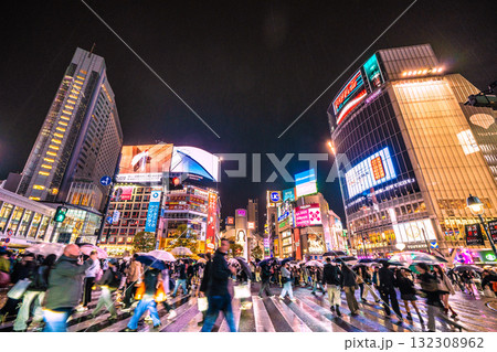 日本の東京都市景観「迷惑禁止 禁止だよ！迷惑ハロウィーン」。雨の夜も外国人観光客で賑わう渋谷＝22日 132308962