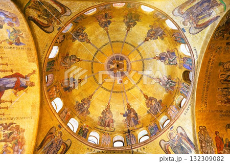 ベネチアのサンマルコ寺院の内部に描かれた天井画 132309082