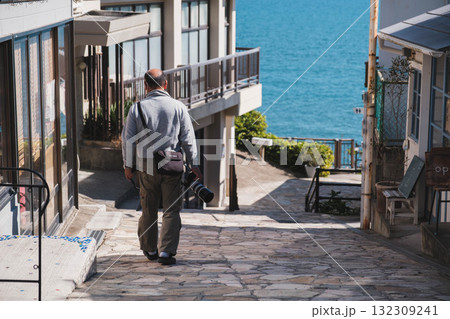 [赤穂市御崎]地中海エリアの街のようなスポットを歩く人 132309241