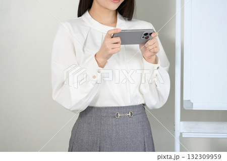 スマホを操作する女性 132309959
