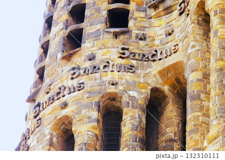 サグラダファミリアの外壁に刻まれたSanctusというラテン語の彫刻 132310111