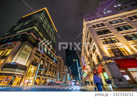 日本の東京都市景観 日本橋・コレド室町3や三越。奥は日本橋一丁目 日本の東京都市景観 日本橋・コレド室町3や三越。奥は日本橋一丁目 132310212