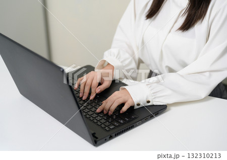パソコンを操作する女性の手元 パソコンを操作する女性の手元 132310213