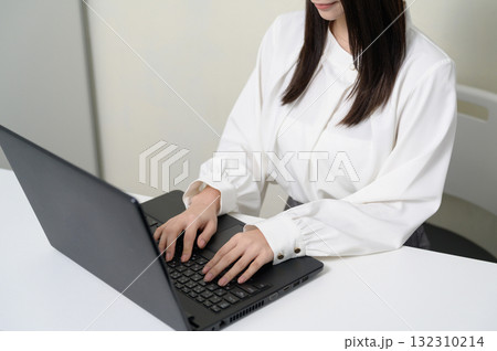 パソコンを操作する女性の手元 132310214