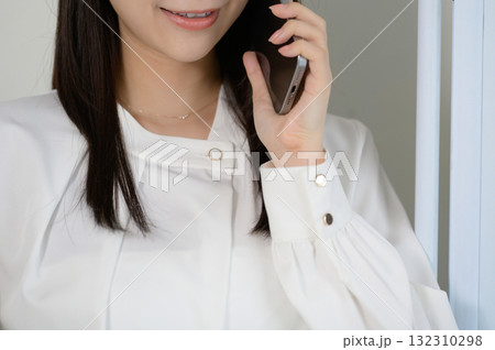 スマホで通話をする女性 132310298