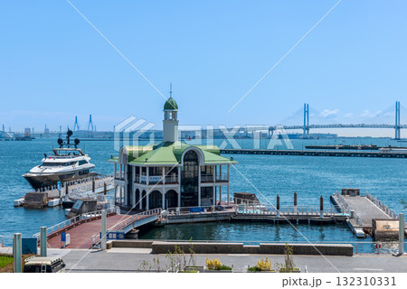 横浜みなとみらいのぷかりさん橋とベイブリッジを望む港の風景 横浜みなとみらいのぷかりさん橋とベイブリッジを望む港の風景 132310331