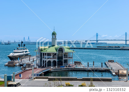 横浜みなとみらいのぷかりさん橋とベイブリッジを望む港の風景 横浜みなとみらいのぷかりさん橋とベイブリッジを望む港の風景 132310332