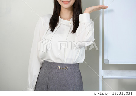 オススメをする女性 オススメをする女性 132311031
