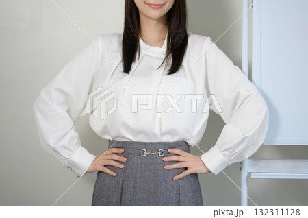オフィスで立つ女性 オフィスで立つ女性 132311128