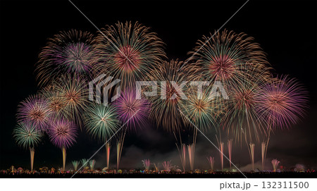 海霧に映える大規模な花火の幕 132311500