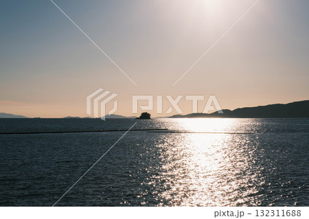 [赤穂海浜公園]美しい夕日が沈む風景 132311688