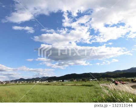 白い雲が浮かぶ穏やかな青空の風景 132313144
