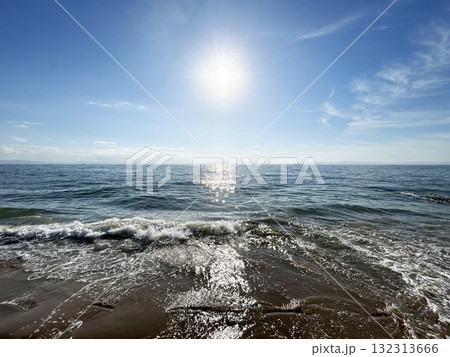 眩しい太陽と打ち寄せる波 132313666