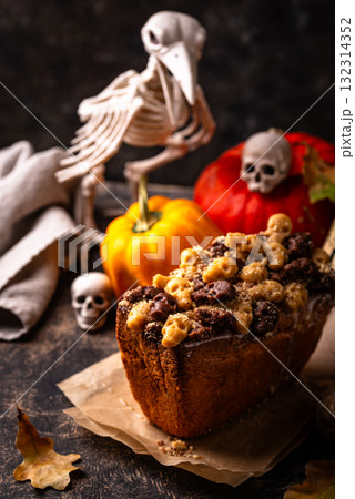 Halloween cake decorated with skull 132314352