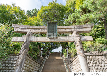 品川神社の双龍鳥居（東京都品川区/10月） 132315360